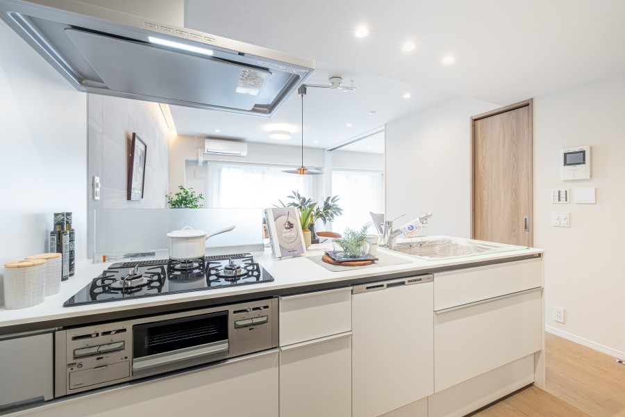 快適な機能が充実したオープンキッチンです。お部屋の雰囲気に調和した色合いで、さらにランクアップした空間に仕上げました。