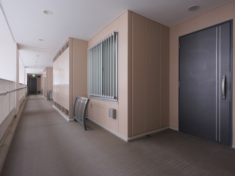 こちらの物件は安心の24時間有人管理が採用されています。2023年には共用部大規模修繕工事が実施され、管理体制良好なマンションです。