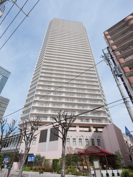 『豊洲』駅徒歩1分というアクセス良好な立地・商業施設ビルの豊洲シエルコートと隣接しています。美しくモダンな外観が印象的な40階建複合型タワーレジデンスです。