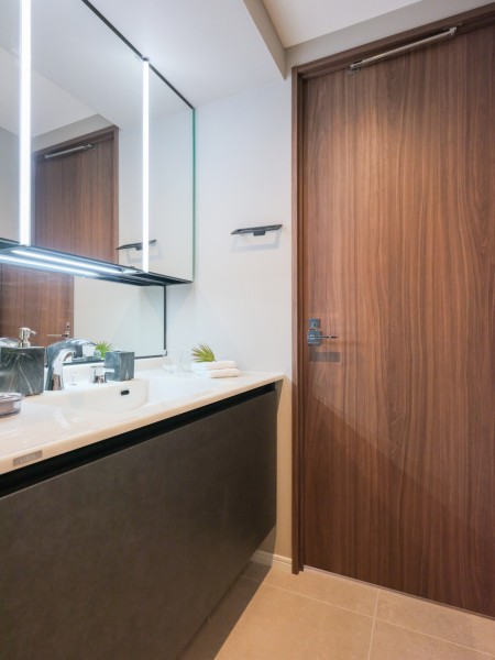 使うたびに心に気品とゆとりを与えてくれるホテルライクな洗面化粧台です。入浴後の豊かな時間を演出し、心からくつろげるプライベートスペースの洗面化粧室です。