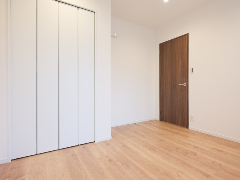 柔らかな光が入りこむ洋室3です。住まう方の趣味や感性で飾っていただけるように、シンプルな内装に仕上げました。