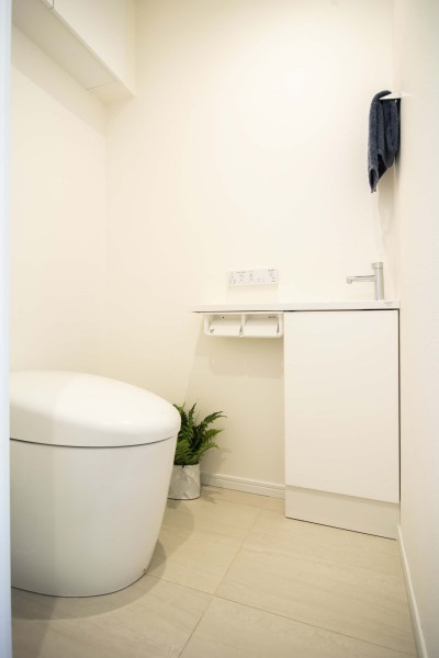 レストルームには洗練されたお部屋にぴったりなスタイリッシュなタンクレストイレが設置されています。毎日使う場所だからこそ、清潔感と使いやすさを考慮した空間です。
