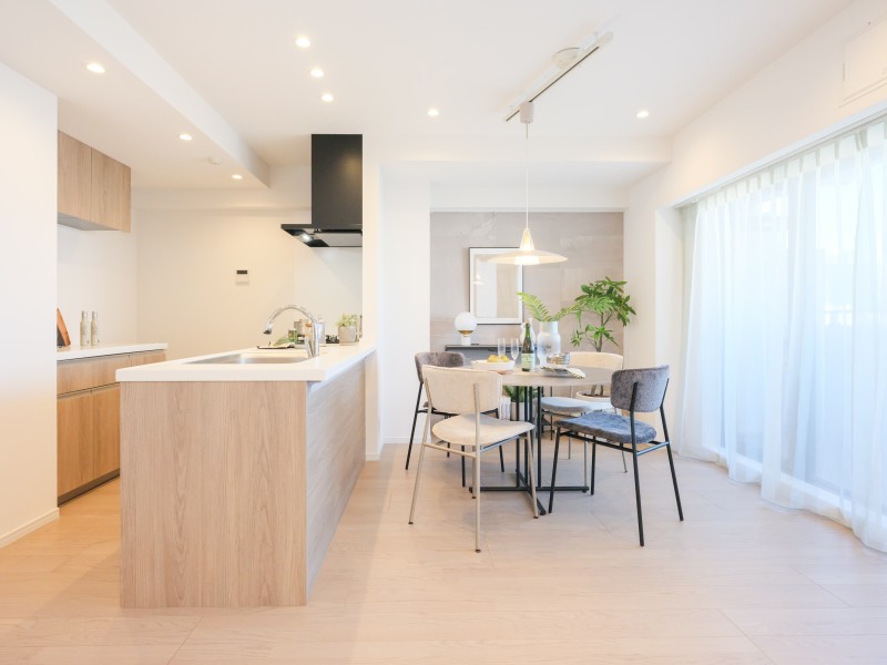 リビングの壁一面には、調湿や脱臭機能に優れたエコカラットを設置。洗練されたストーン調のデザインを照明が照らし、よりいっそう気品溢れる空間を演出します。