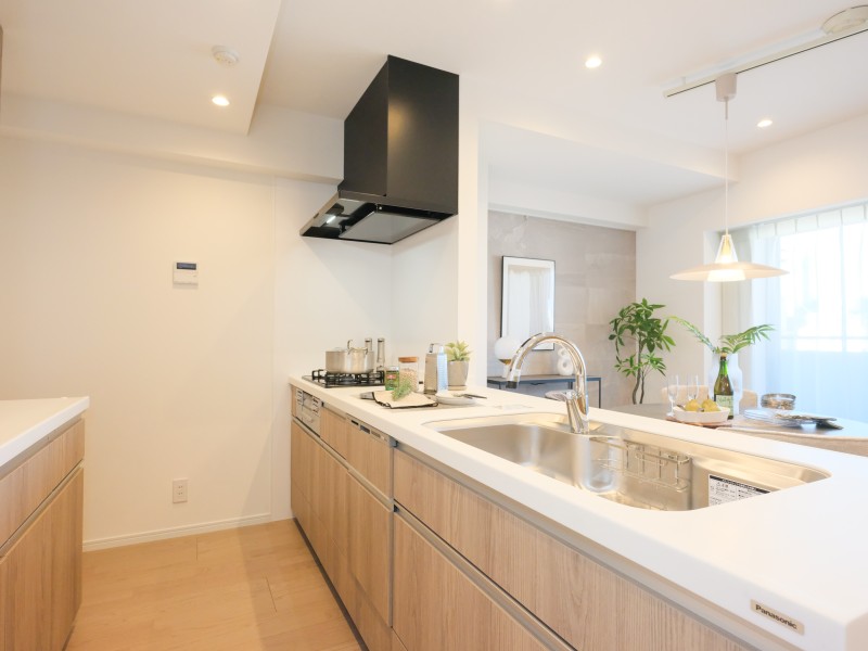 ガラストップを採用した美しく、お手入れのしやすいキッチンです。リビングにいるご家族とコミュニケーションを取りながらお料理ができます。