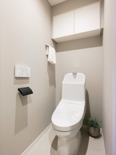 レストルームも上品さが宿る安らぎのスペースに仕上がりました。吊戸棚にはトイレットペーパーや掃除用具を収納できるので便利です。