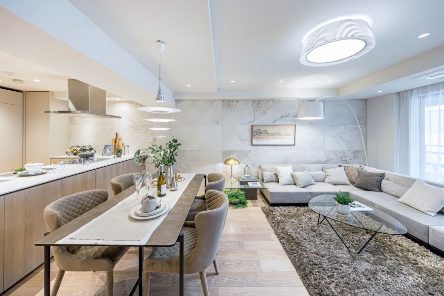 約22帖ある開放的なLDKは、穏やかな時間が流れます。上質なフローリングに温もりを感じ、控えめな石の流れ目と仄かに煌めく表面の石調タイルが、より一層気品溢れる空間を演出します。