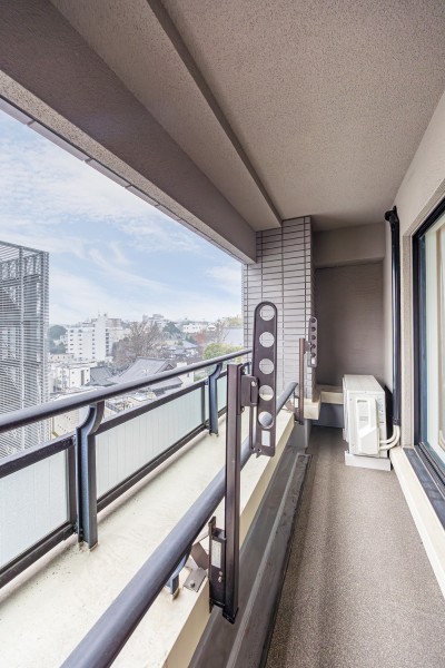 リビングに隣接した南向きのルーフバルコニーです。奥行があるので、洗濯物を干してもプライバシーが守られますね。