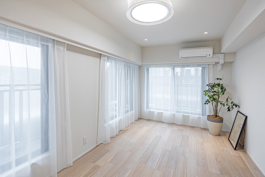 洋室1は、心地よい光と風を運んでくれる二面採光で、おだやかな空気に纏われています。主寝室にぴったりなお部屋です。