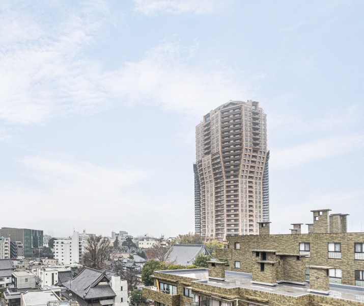 のびやかに広がる空が日常になり、至福の時間に包まれる住まいです。思わずほっと一息ついてしまうほどの開放的な青空を望めます。