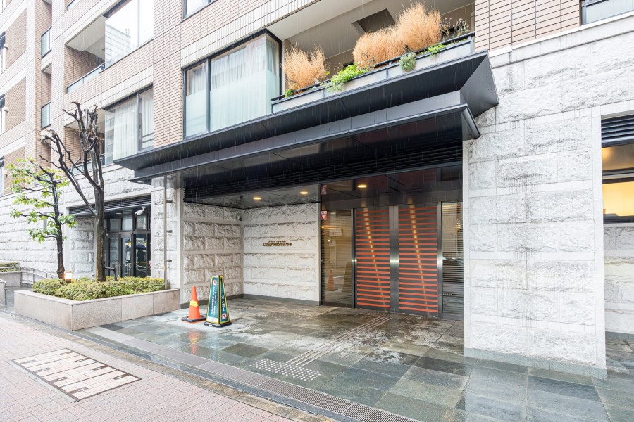 ハイグレードな暮らしを予感させる上品で瀟洒なエントランスです。おしゃれなショップや、老舗も軒を連なる麻布十番商店街の少し外れに位置します。