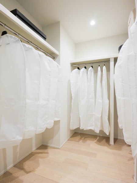 約4.5帖のゆとりのあるファミリークローゼットです。衣類はもちろん、シーズンオフの家電や寝具なども収納いただけます。