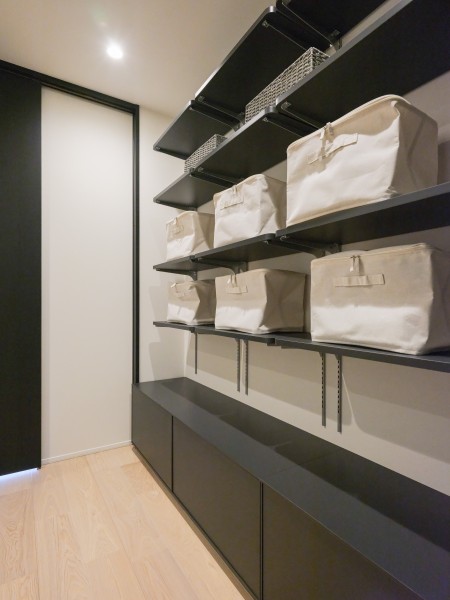 ファミリークローゼットには収納するものによって高さが調整できる可動棚を備え付けました。機能的なスペースに仕上げました。