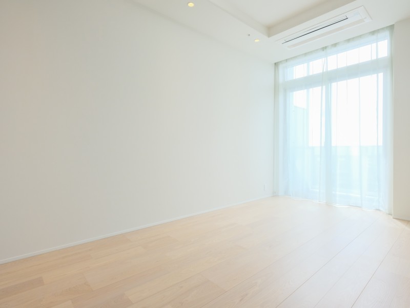 南きの窓から明るい陽が差し込む洋室2です。過ぎゆく時間をのびやかにお過ごしいただけるプライベート空間です。