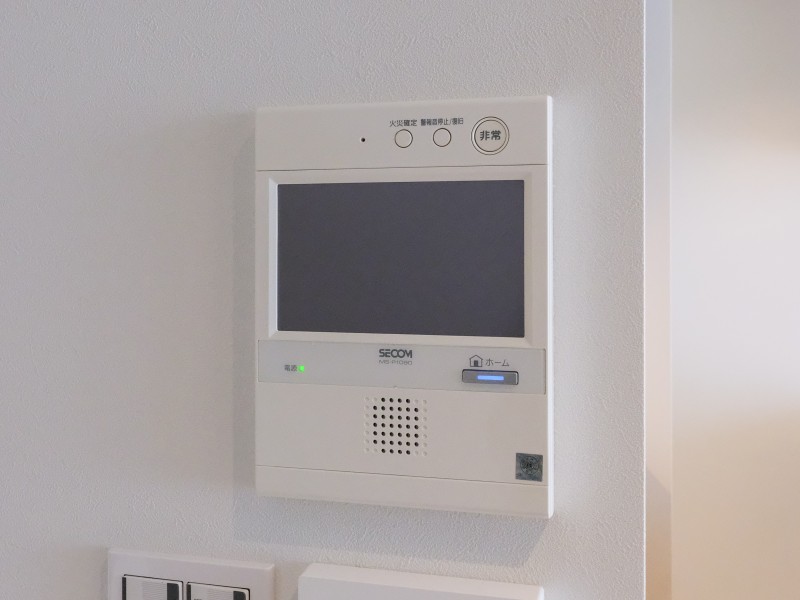 ◆TVモニター付インターホン◆訪ねてきた相手をモニター越しに確認でき、防犯対策に役立ちます。インターホン越しに話をすることが可能です。