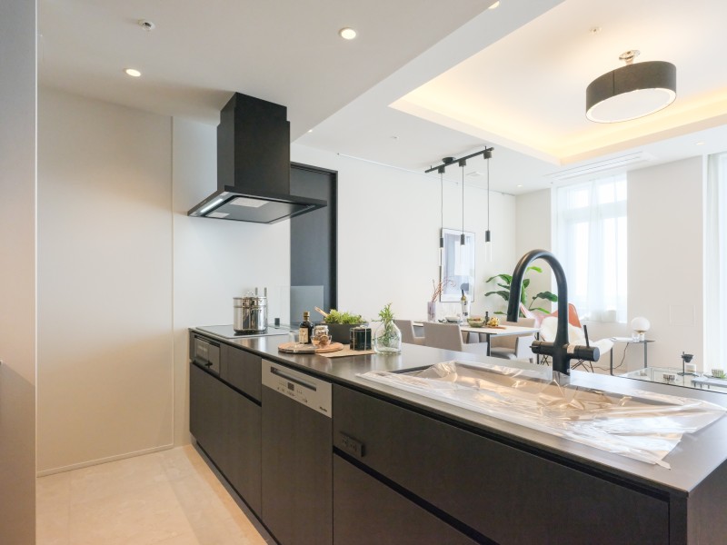 お部屋の雰囲気に調和した田中工藝製システムキッチンを採用。ご家族やゲストの方と会話が弾むキッチン・ダイニング空間です。