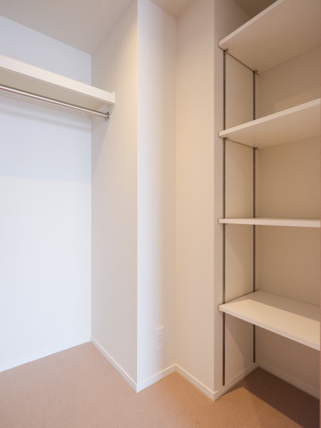 洋室1は、間口の広いウォークインクローゼット付きで居室部分をひろびろとお使いいただけ、主寝室にぴったりです。