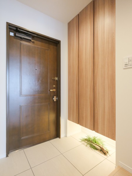 タイルが施された格調高い雰囲気を醸し出す玄関です。人感センサー付きライトを設置しているため、暗い時間帯のご帰宅や両手が塞がっているときも快適です。