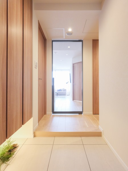 ダイニングからの光を取り込んだ明るい廊下部分です。大切なご家族の「ただいま」「おかえり」が行き交う心温まる空間です。