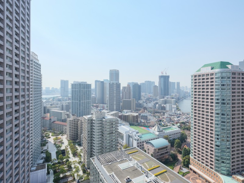 バルコニーからの眺望です。空へと繋がるスマートなビル群のシルエットに都心の刺激を間近に感じつつ、暮らしに大切な光と風をめいっぱい感じることで癒されます。