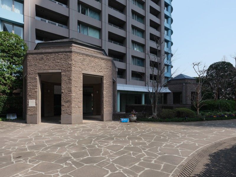 時代に左右されず、将来にわたって価値が継続する「上質」な佇まいのエントランスです。堂々たる趣の中に居心地の良さも感じさせ、安らぎの居住空間へ誘います。