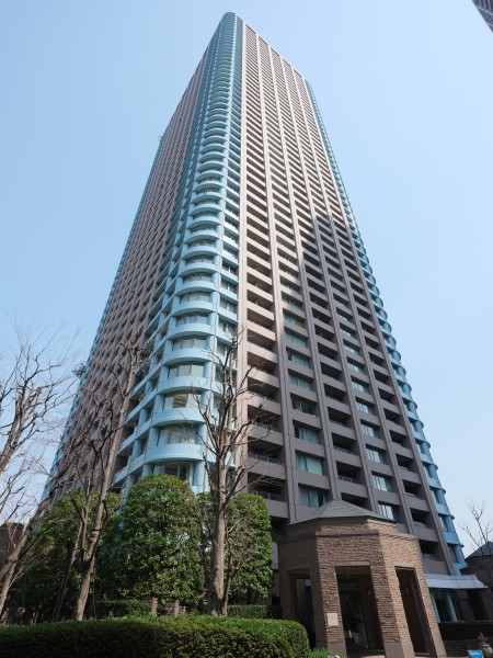 東京駅から2km圏内！「リバーシテイ21地区」最北端に聳え立つ、隅田川と公園の緑に囲まれた立地です。2000年グッドデザイン賞受賞の大規模タワーマンションです。