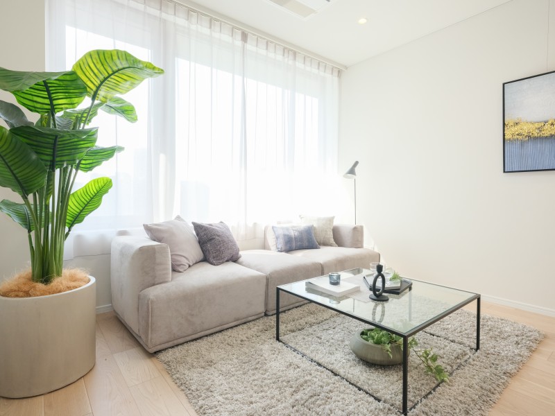 南向きの窓からたっぷりの自然光が注がれ、やすらぎに包まれたリビングです。優雅さとスマートさを絶妙のバランスで両立させたラグジュアリーな空間です。