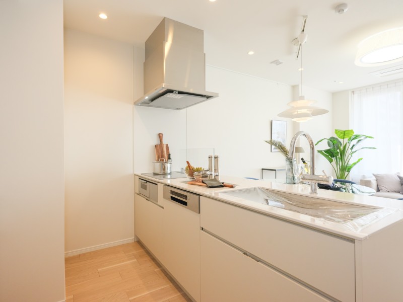 お部屋の雰囲気に溶け込む、インテリアの一部のような田中工藝製オーダーキッチンです。リビングにいるご家族とコミュニケーションを取りながらお料理ができますね。