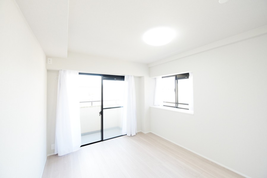 洋室3（約6.5帖）は南西側、２面採光で明るく開放的なお部屋です。リビングインのお部屋なので、家族とも自然とコミュニケーションが取れます。シンプルな内装なのでインテリア選びも楽しめます。