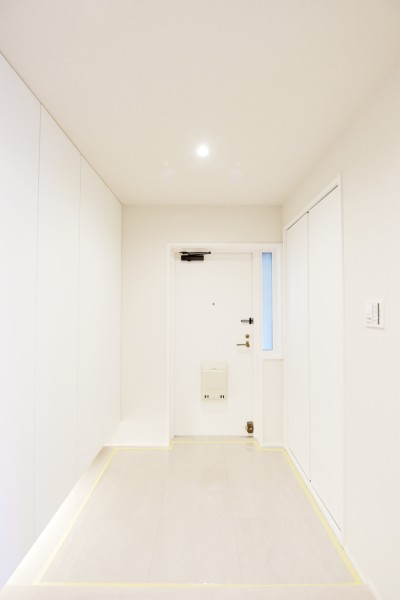 フットライトが優しく足元を照らしてくれる玄関には人感センサーライトも設置しましたので、遅い時間のご帰宅や手が塞がっている時も安心です。お子様がスイッチに手が届かなくても自動点灯なので安心です。