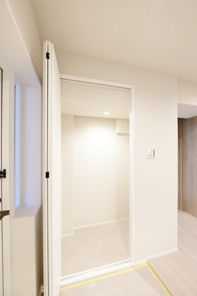 玄関横には大容量の納戸を設置しました。ゴルフバッグやお子様の外遊びの道具、アウトドア用品、季節ものの家電などかさばりがちな物をたっぷりと収納でき、重宝します。