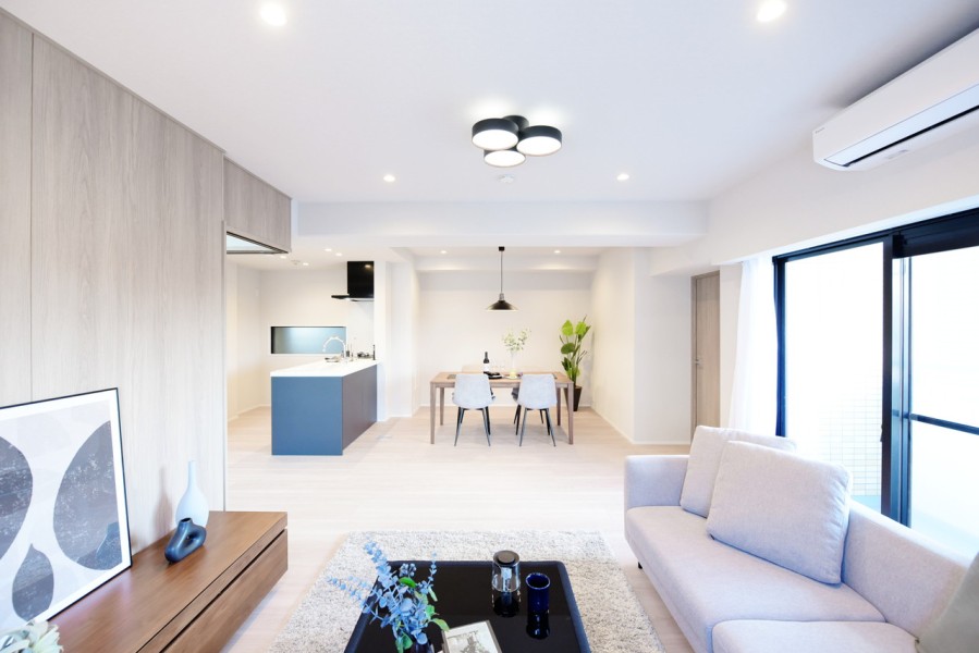 シンプルな内装に仕上げていますので、インテリアを選びも心が躍ります。90m²をこえる広々としたお部屋で、ゆったりとしたくつろぎの時間をお過ごし頂けます。