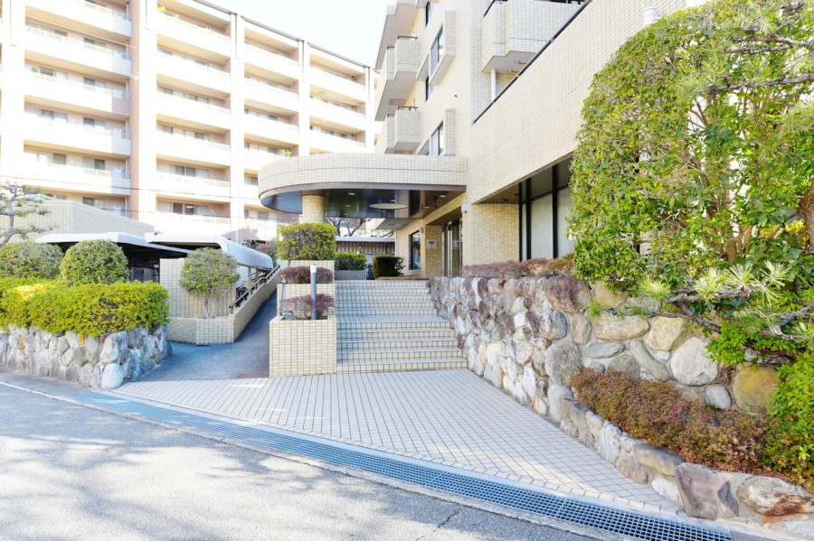 甲子園口駅からは一つも信号を渡らずにマンションまでたどり着くことができます。周辺には公園や神社など緑を感じる場所もあります。落ち着いた街並みで、子育てファミリーさんにおすすめの住環境です。