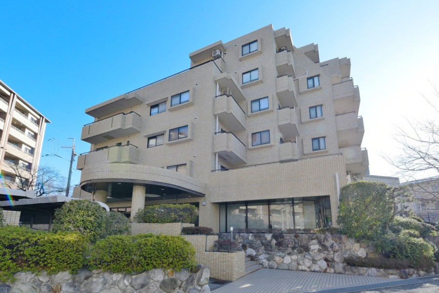 JR甲子園口駅から徒歩７分の立地です。平坦な道のりで坂道などがないので、お子様でもご年配の方でも住みやすい街です。近隣にはお買い物施設や医療機関、コンビニ等も揃っており毎日の生活を支えてくれます。