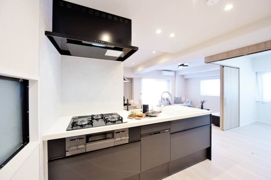 対面式のオープンキッチンですので、リビングにいるご家族とコミュニケーションをとりながら家事が出来ます。食器洗い機完備で、家事の効率化にも役立ちます。ガラストップコンロでお手入れも楽々です。