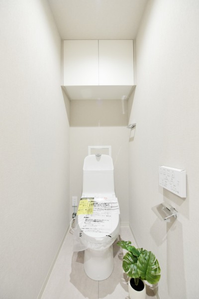 .毎日使う場所だから、シンプルに清潔感あふれる空間にしました。お手入れしやすい機能や素材を使用し、お掃除もらくらくです。吊戸棚を設置しましたので、小物類の収納にも便利です。