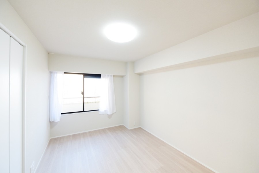 洋室1（約6.4帖）は窓から優しい光が差し込むくつろぎの空間です。静かな環境でゆったりと心と体を休めることができる主寝室におすすめです。