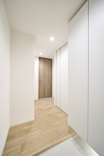 廊下には収納を備え付けました。防災バッグや日用品のストックなど、たっぷり収納いただけます。洗練された暮らしを叶える心地の良い居住間の入口です。