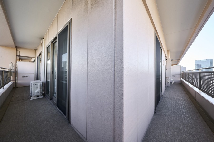 ワイドスパンにより開放感が溢れるL字型のバルコニーです。爽やかな風が感じられるリフレッシュにぴったりな空間です。