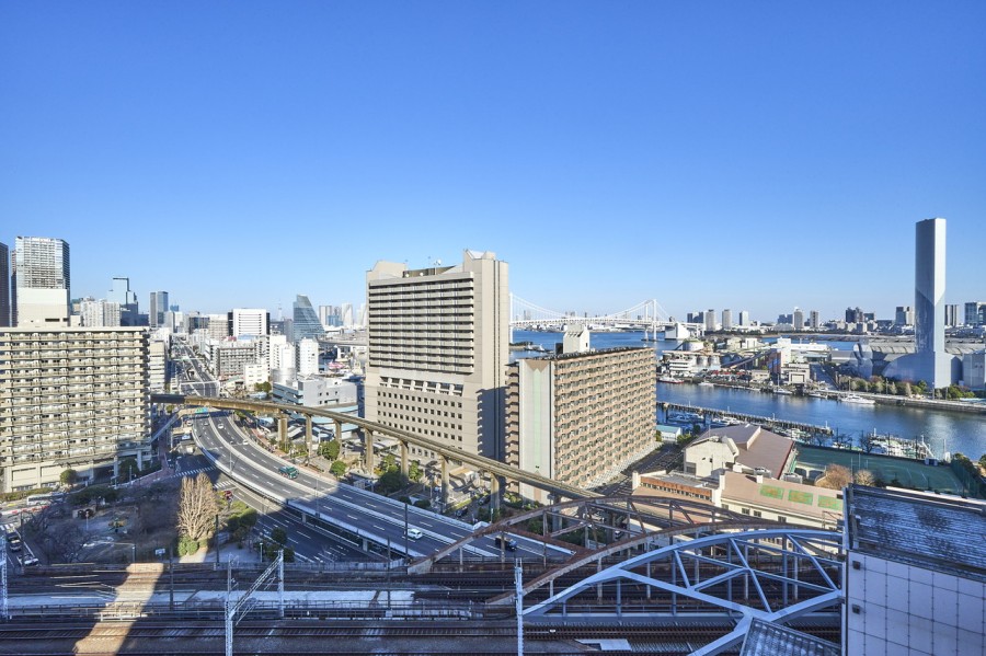 バルコニーからの運河を望む眺望です。凛とした空気が流れこみ、豊かな水と青空を感じられる気持ち良い景色が広がります。のびやかに広がる空が日常になり、至福の時間に包まれる住まいです。