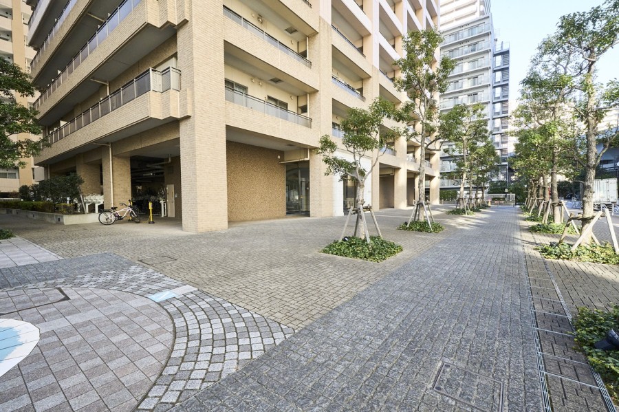 都心にありながら豊かな緑でいっぱいのエントランスアプローチです。暮らしの中で大切な光と風を演出してくれる居心地の良い空間です