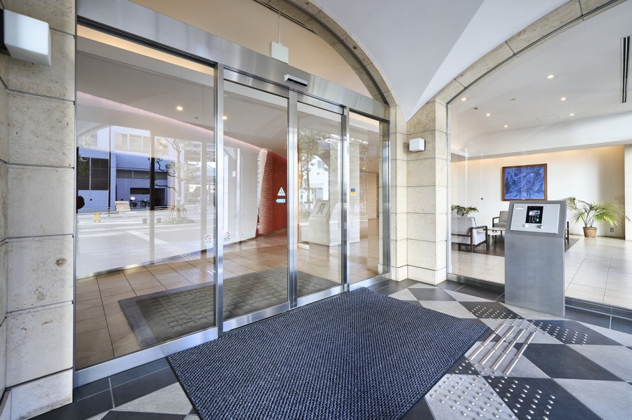 洗練された瀟洒で上質なエントランスロビーです。モダンな色づかいが大人の香り漂うエリアにマッチします。セキュリティ面も充実した設備環境です。