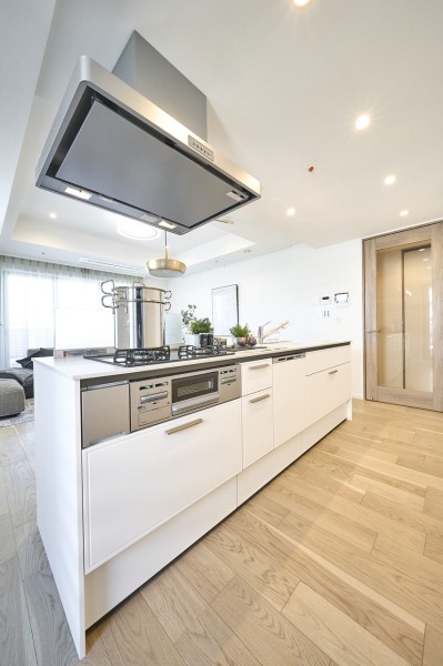 上質なお部屋の雰囲気に溶け込むアイランドキッチンです。家族やゲストとコミュニケーションをとりながら料理ができます。