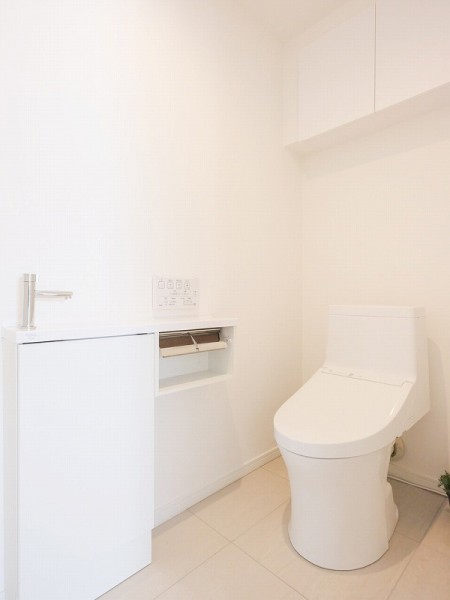 下階のレストルームです。優れた節水効果や汚れが付きにくい便座など、ほしかった機能が揃ったウォシュレット一体型です。上部には吊戸棚を備え付けました。