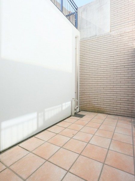 約17帖のドライエリアは、心地よいリフレッシュスペースです。お部屋に穏やかな採光を届けます。