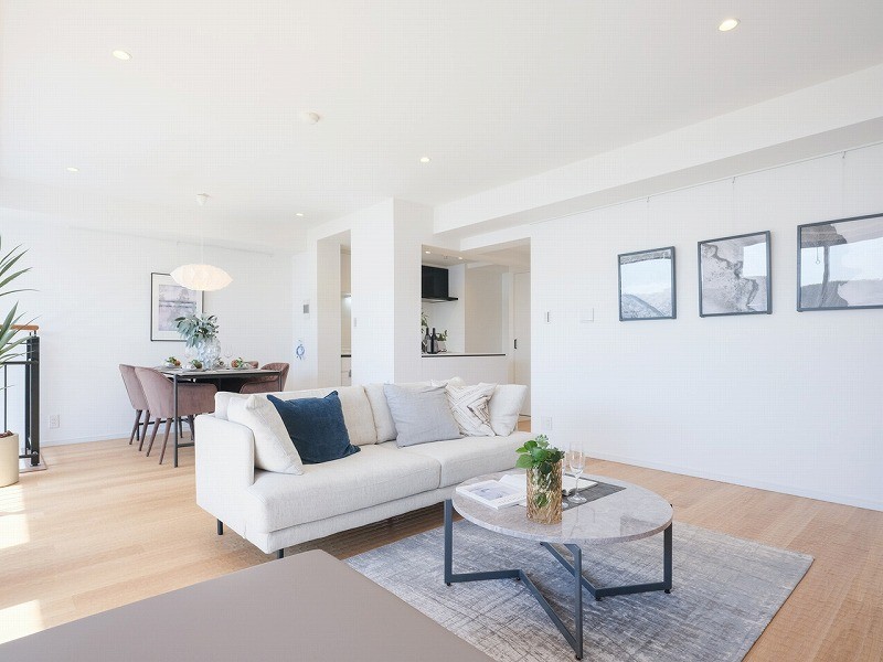 LDには、床暖房が敷設され、大切なペットも一緒に、ご家族みなさんが一年中快適にお過ごしいただけます。ピクチャーレールを設置したのでお気に入りのアートやグリーンを飾りインテリアを楽しめます。