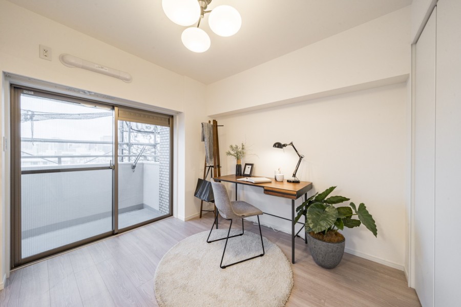 リビング隣接の洋室3です。バルコニーに面したお部屋で明るく、テレワークや作業スペースにもぴったりな空間です。