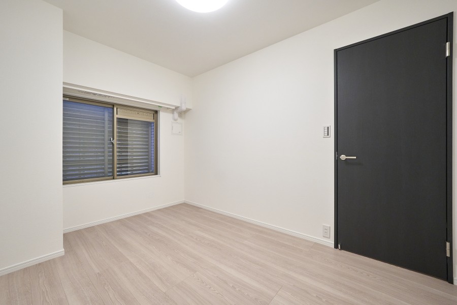 約5.8帖の洋室1はリビングから離れたプライベートルームです。大きな収納付きでゆっくりと休む主寝室としてもおすすめです。