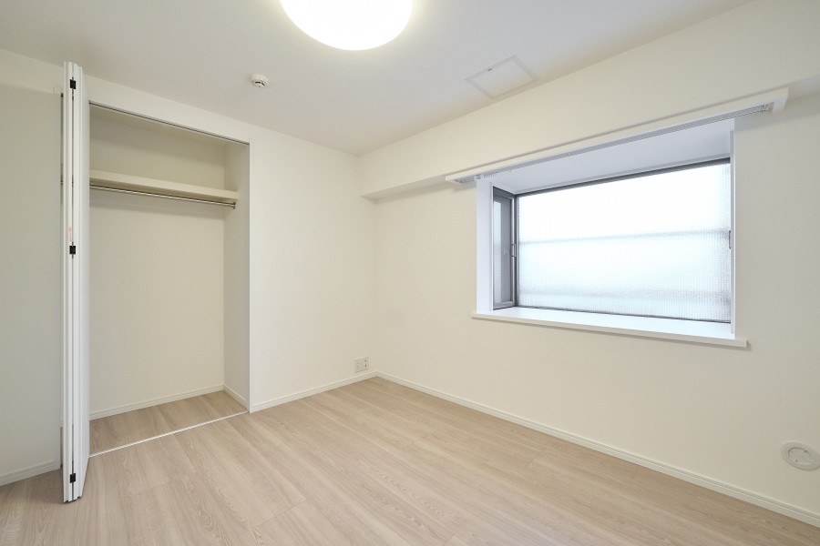 約5帖の洋室2は出窓付きの明るいお部屋です。凹凸が少なく、自由なインテリア配置をお楽しみいただけます。