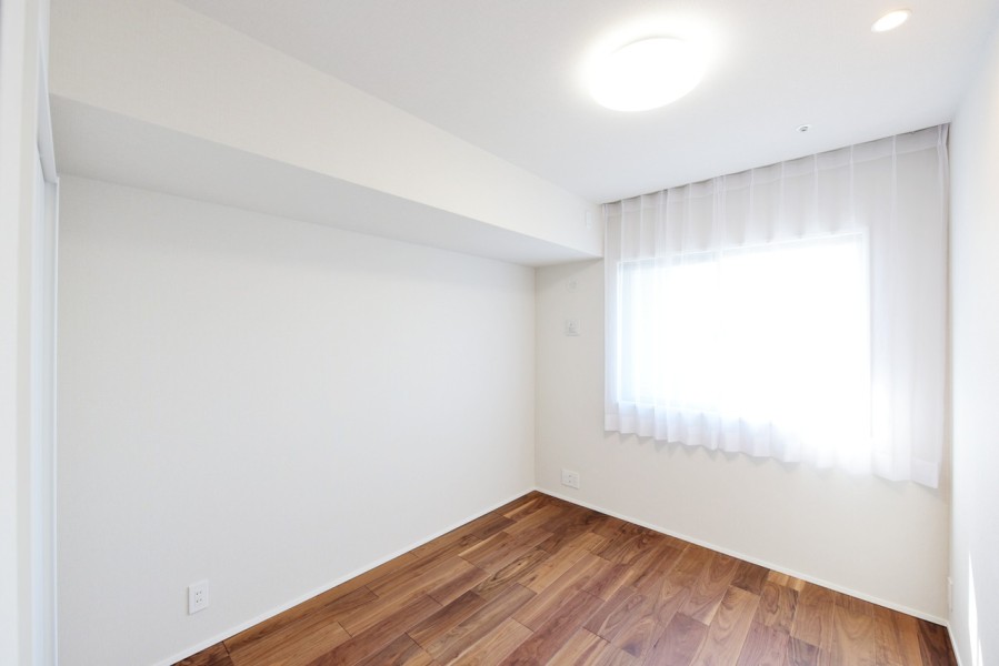 洋室３（約5.4帖）南向きの開放的なお部屋です。凹凸も少なく家具の配置もしやすくなっていますので、お好みのレイアウトでお部屋の空間デザインをお楽しみ頂けます。