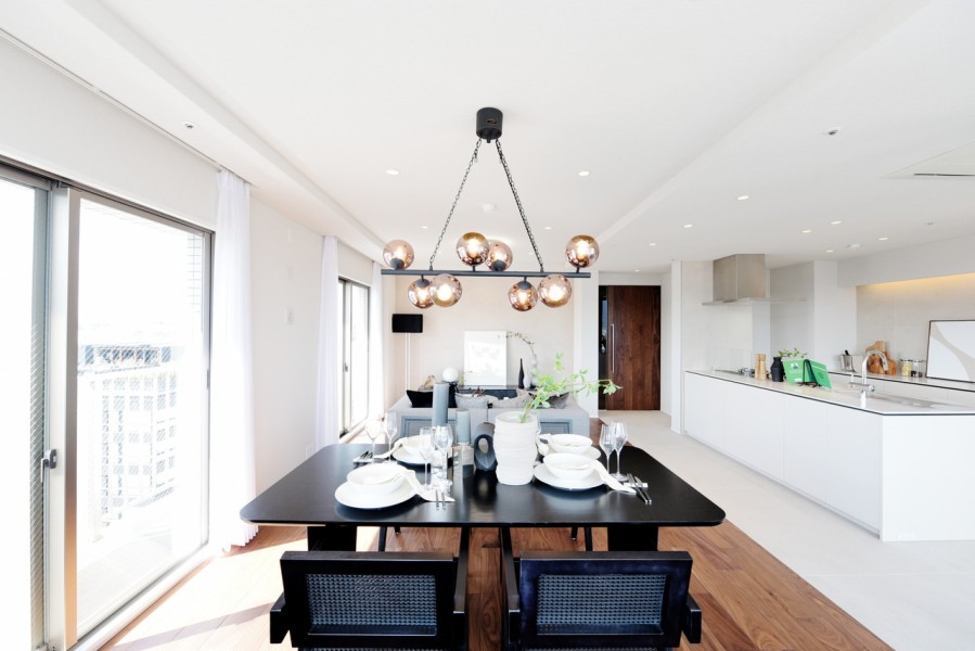 南向きのバルコニーから差し込む優しい光と風が癒しと安らぎをもたらすLDKです。床暖房も設置されておりますので、家族が裸足でくつろぎたくなるような快適な空間になりました。